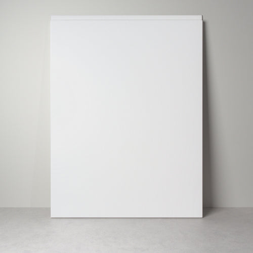 Front Gefräster Griff für IKEA-Möbel in weißem Lack, an die Wand gelehnt, Griffmulde entlang der Oberkante