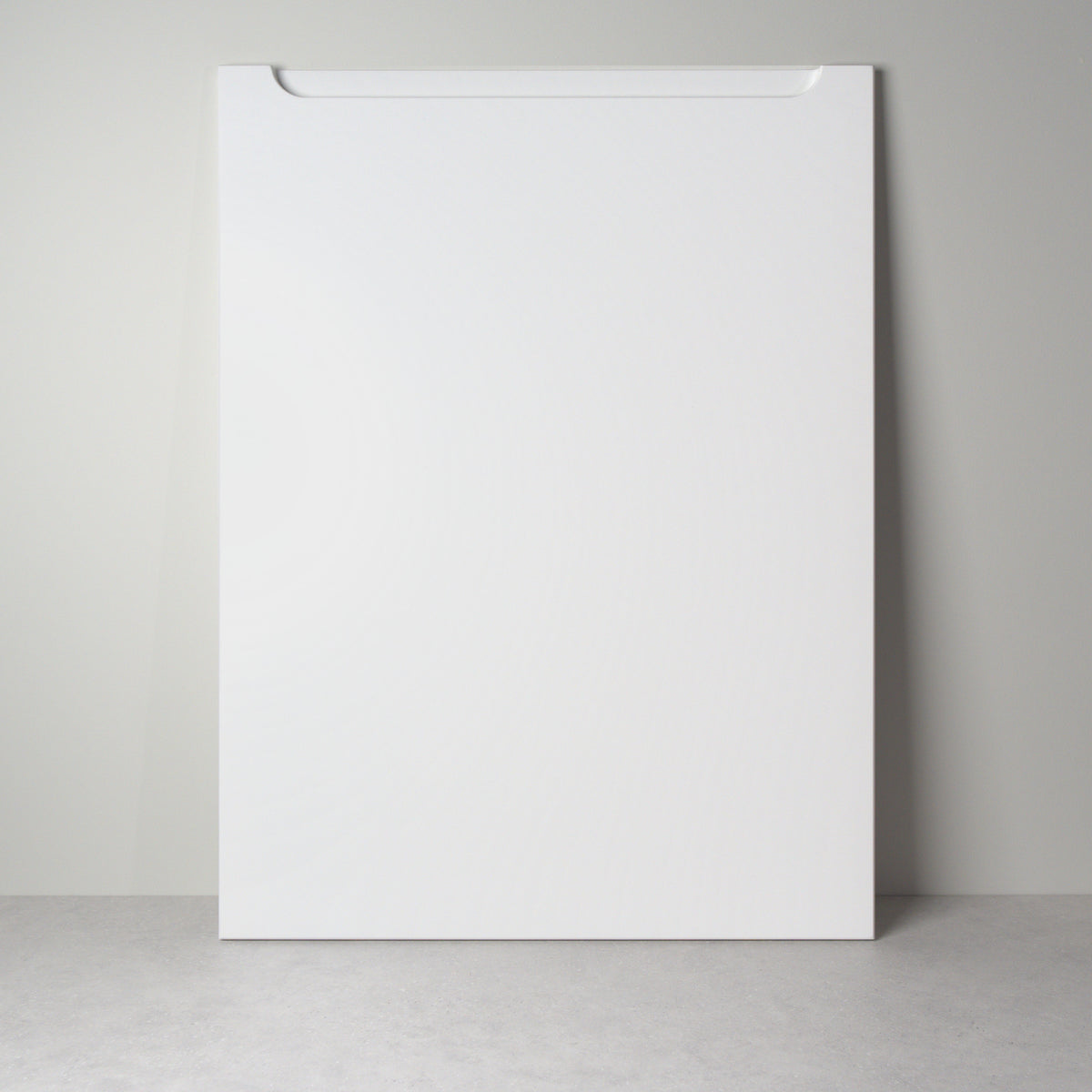 Front Grip für IKEA-Möbel in weißem Lack, an die Wand gelehnt, gefräste Griffmulde an der Oberkante