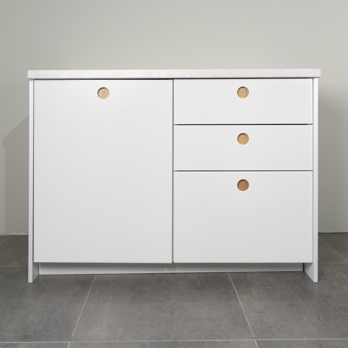 Küchenschrank mit Fronten im Stil Round Oak, weißer Lack und runde Griffmulden aus Eiche, Ansicht von vorne