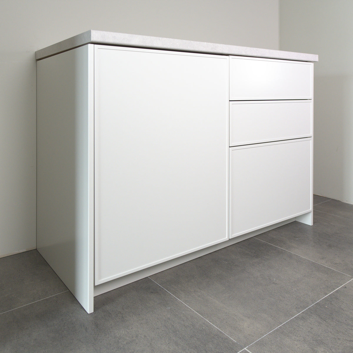 Fronten Linea in weißem Lack an einem Küchenschrank, Schrägansicht von links