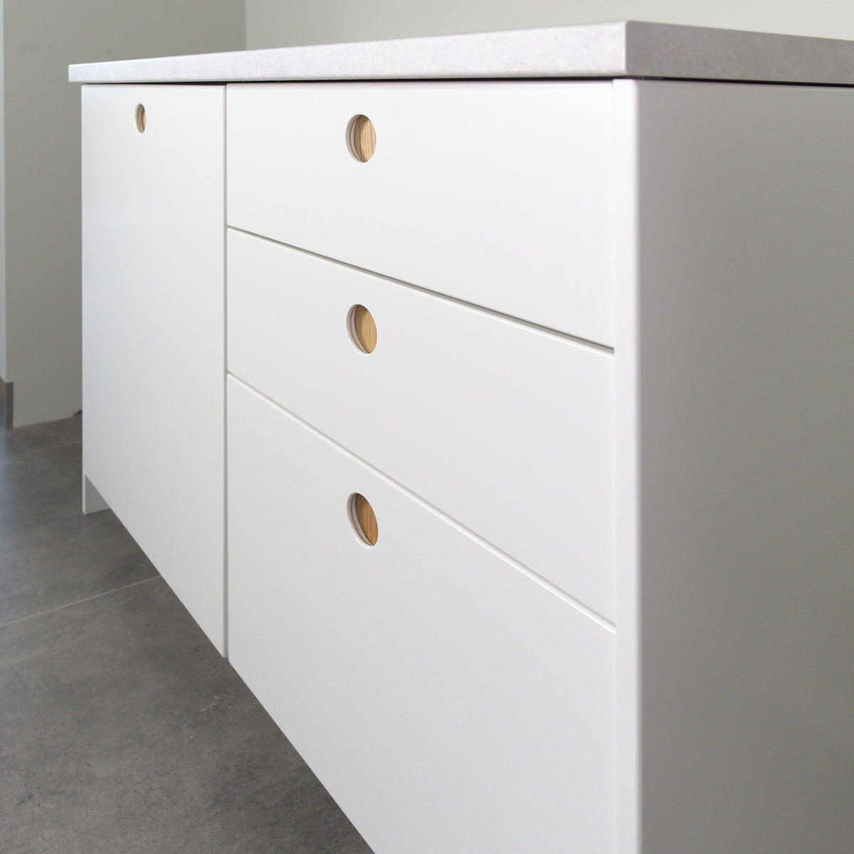 Fronten im Stil Round Oak an einem Küchenschrank, Schrägansicht von rechts