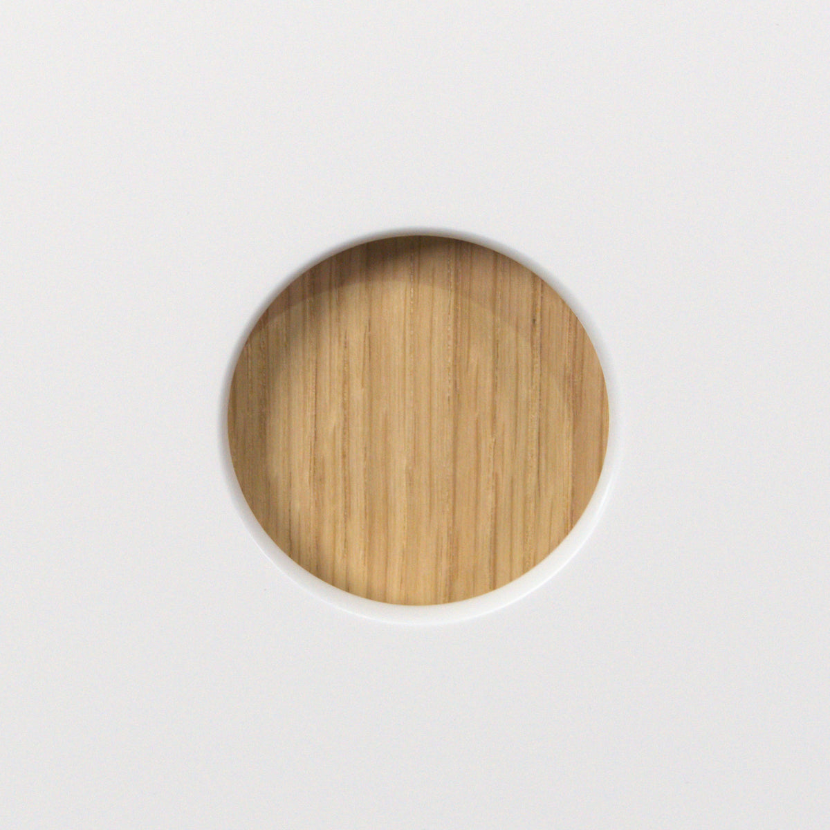 Runde Griffmulde Ø50 mm mit Eichenfurnier in einer weißen Front im Stil Round Oak, Nahaufnahme
