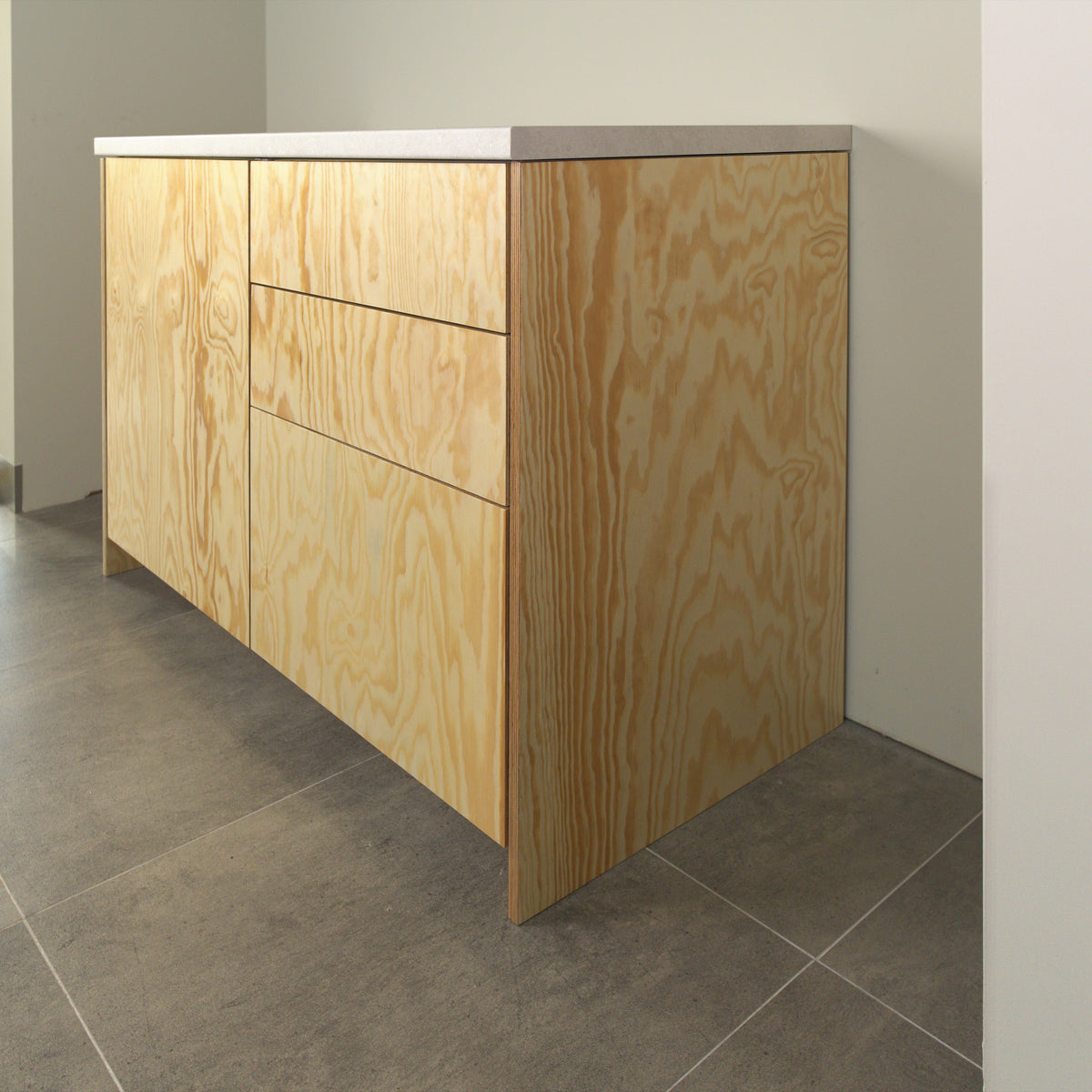Schrank mit Fronten und Seitenpaneel aus Kiefernsperrholz, Schrägansicht von rechts