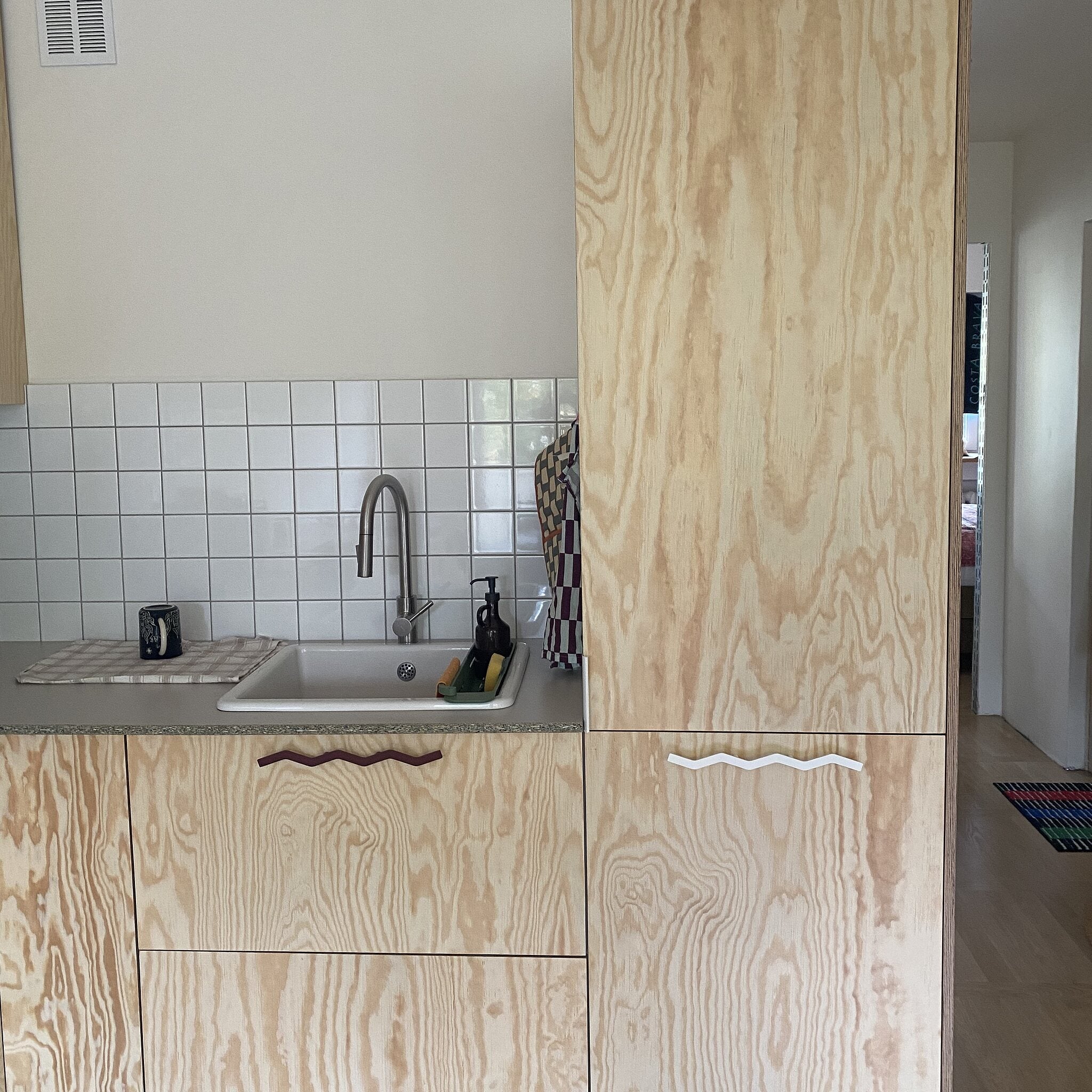 Kiefernsperrholz-Fronten an der Spüle, Schubladen und ein IKEA METOD Hochschrank mit gewellter Griffnut