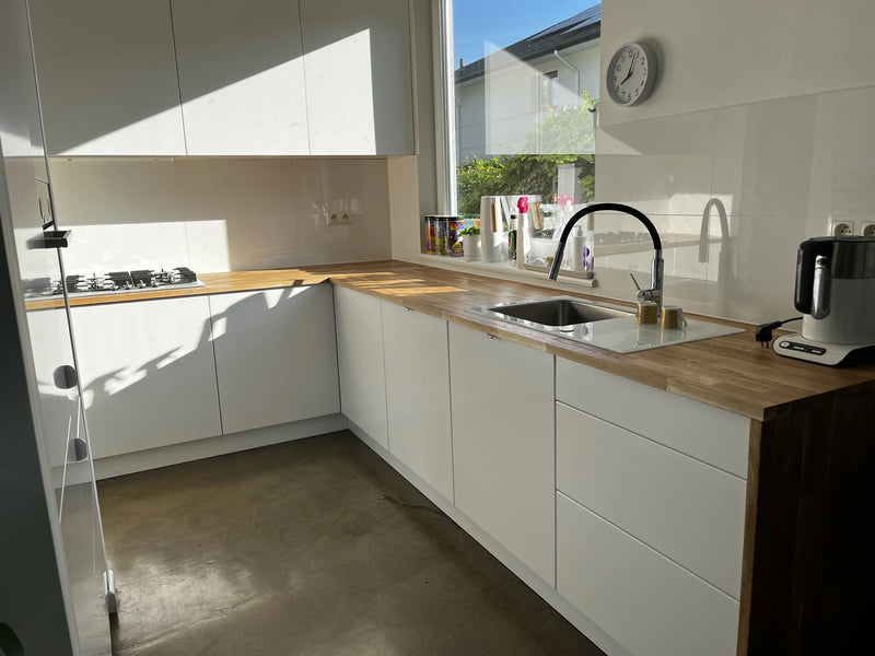 Kuchnia w literę L z bezuchwytowymi frontami Gładki w kolorze Farrow & Ball All White na IKEA FAKTUM, blat dębowy - realizacja Ogony.pl