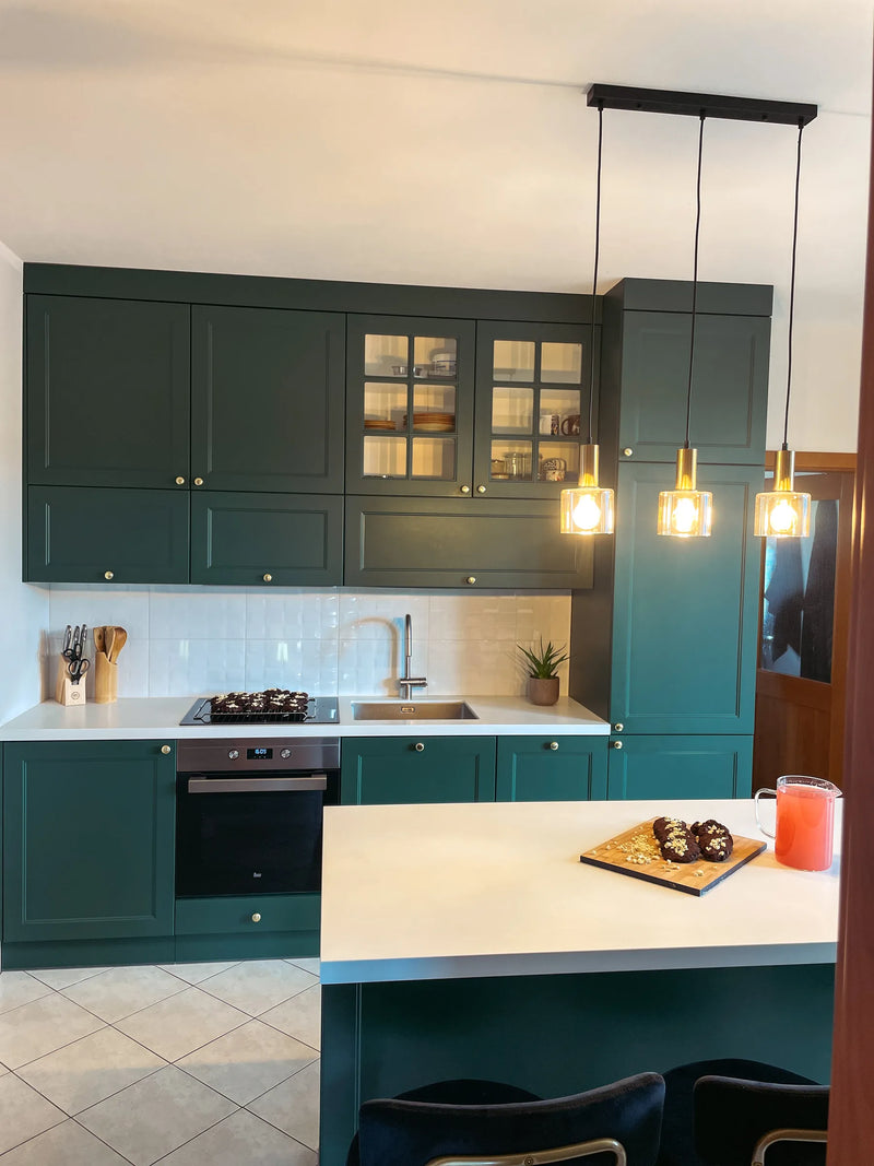 Kuchnia z frontami Porto w kolorze Farrow & Ball Hague Blue na IKEA METOD - realizacja Ogony.pl Gdańsk