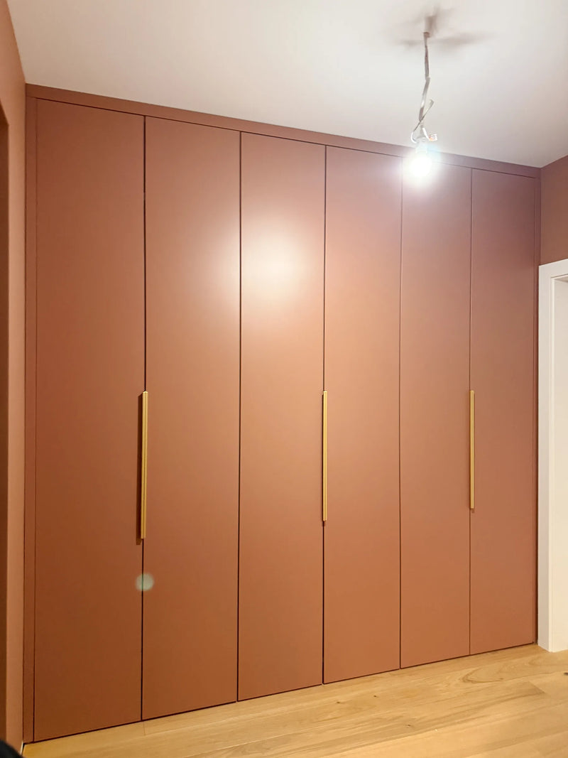 Szafa z frontami Gładki w kolorze terracotta na IKEA PAX - realizacja Ogony.pl Poznań