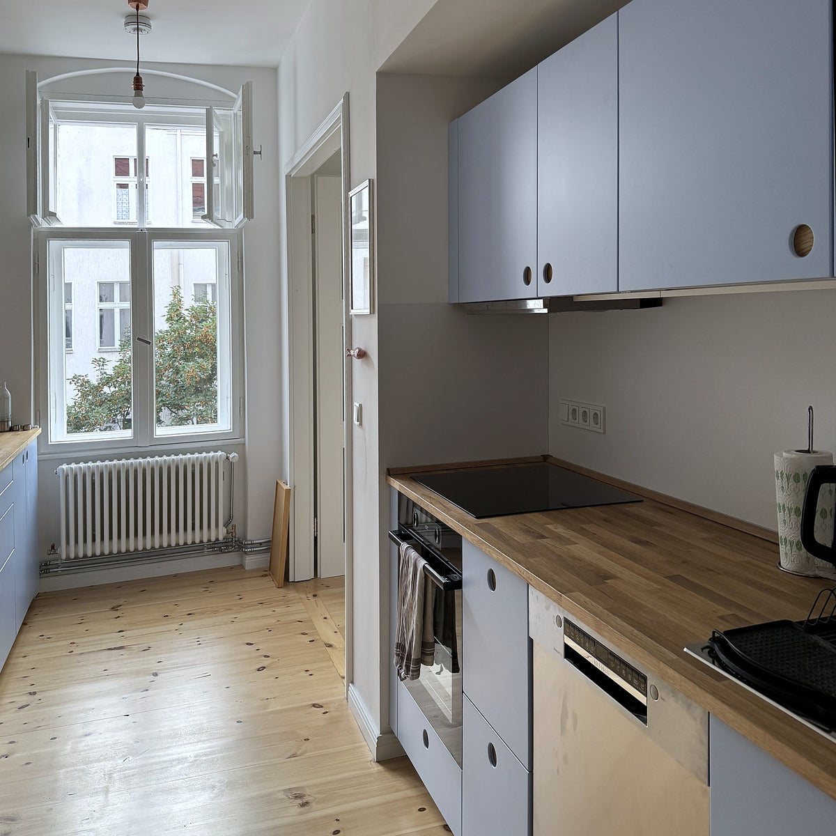 Schmale Küche mit Round Oak Fronten in Hellblau NCS S 0530-R80B an IKEA METOD Schränken