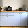 IKEA METOD Unterschränke mit Round Oak Fronten in NCS S 0530-R80B und Eichenarbeitsplatte