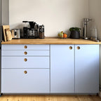 IKEA METOD Unterschränke mit Round Oak Fronten in NCS S 0530-R80B und Eichenarbeitsplatte
